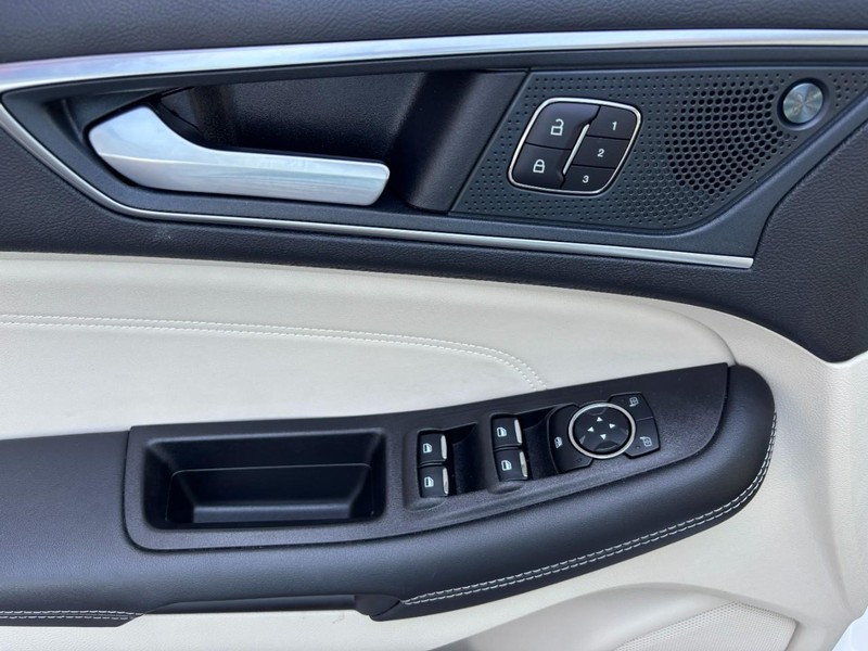 Ford Edge Vehicle Full-screen Gallery Image 14