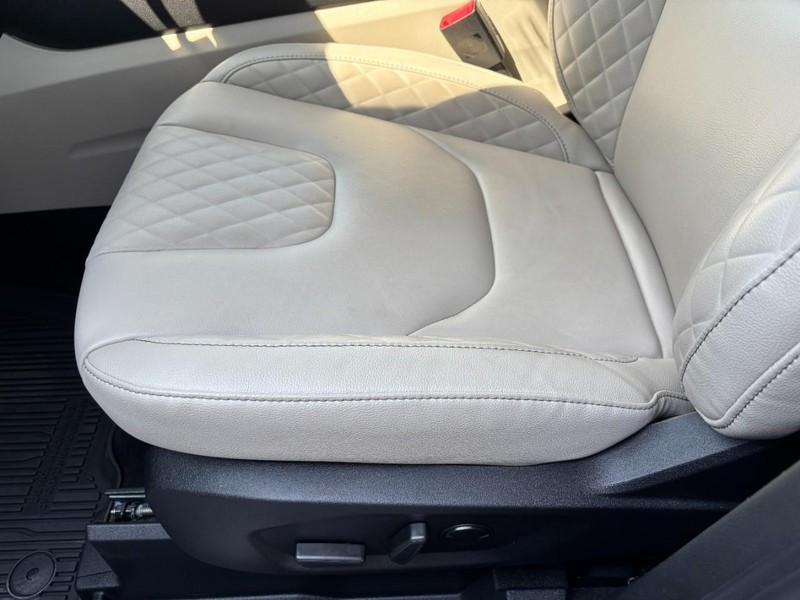 Ford Edge Vehicle Full-screen Gallery Image 15