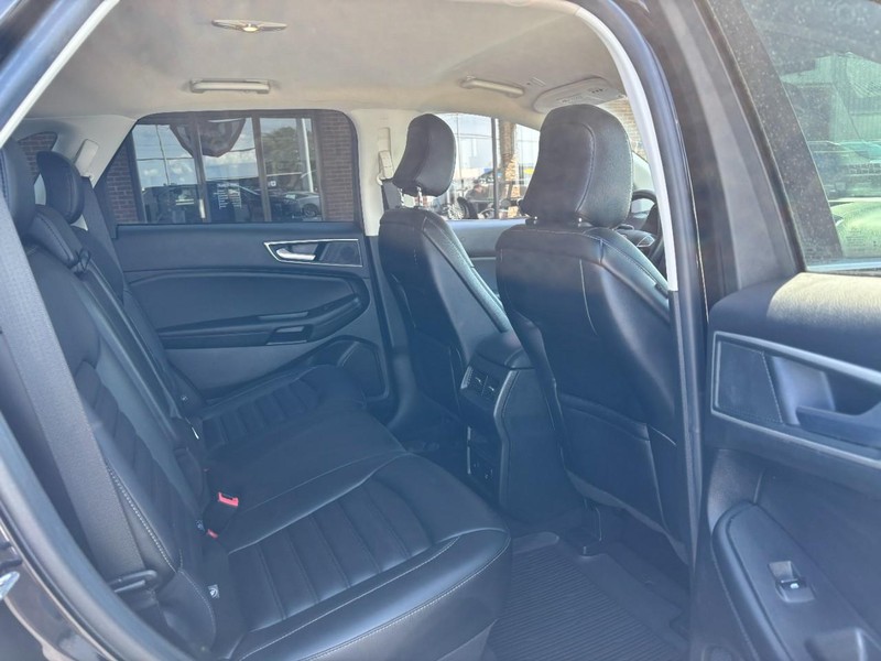 Ford Edge Vehicle Full-screen Gallery Image 09