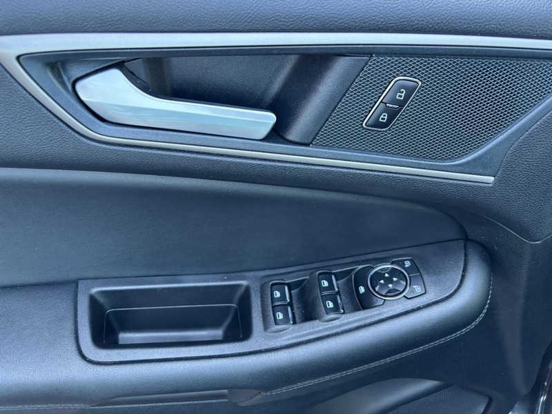 Ford Edge Vehicle Full-screen Gallery Image 14