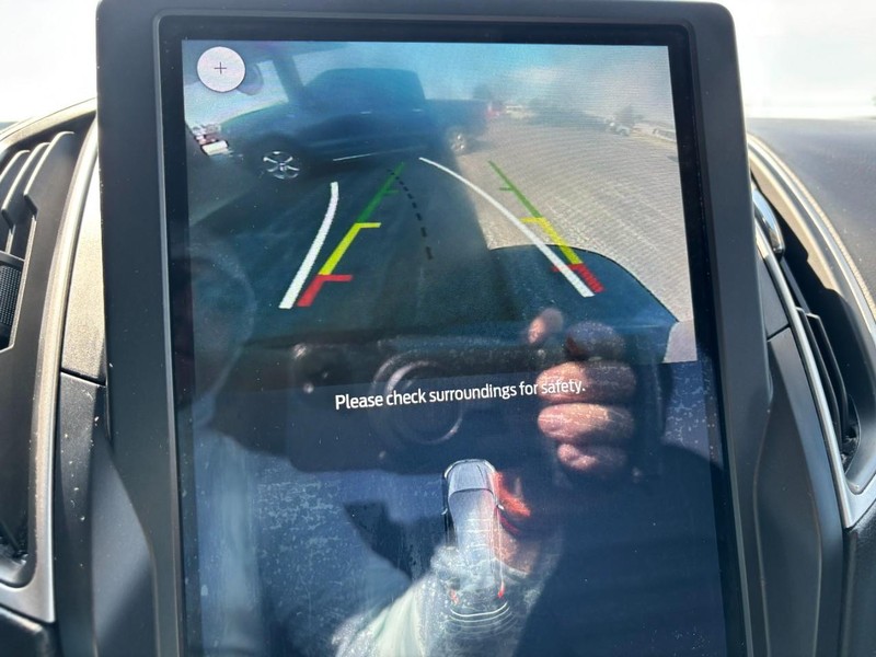 Ford Edge Vehicle Full-screen Gallery Image 18