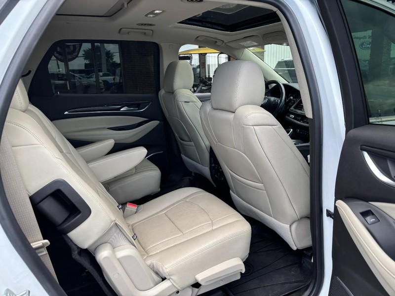 Buick Enclave Vehicle Full-screen Gallery Image 09