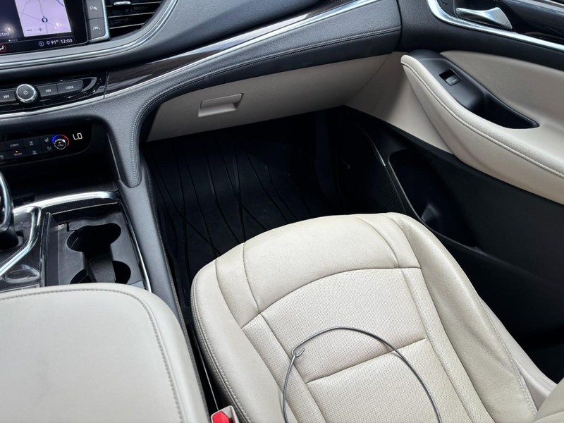Buick Enclave Vehicle Full-screen Gallery Image 13