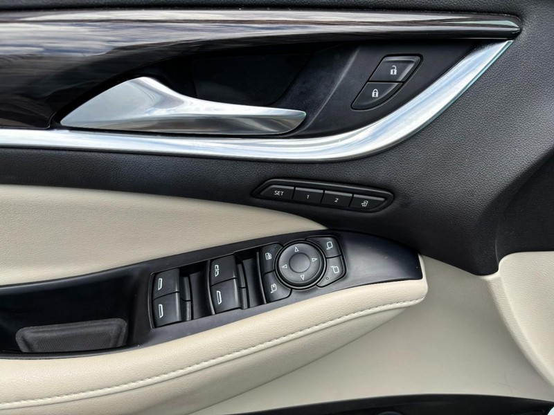Buick Enclave Vehicle Full-screen Gallery Image 14