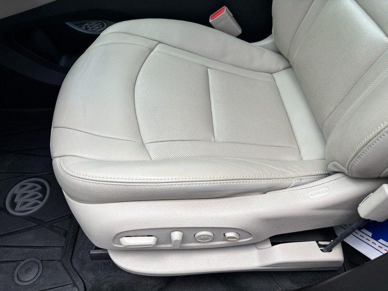 Buick Enclave Vehicle Full-screen Gallery Image 15