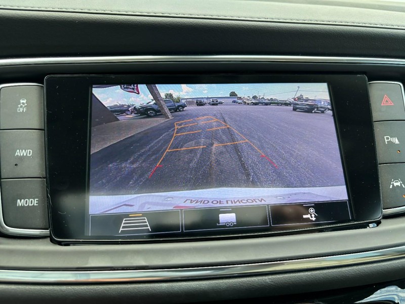 Buick Enclave Vehicle Full-screen Gallery Image 19