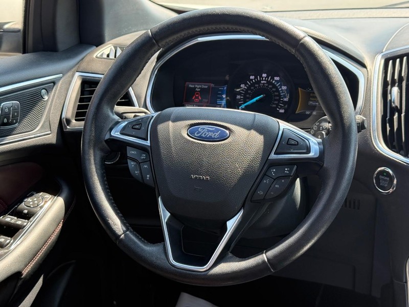 Ford Edge Vehicle Full-screen Gallery Image 13