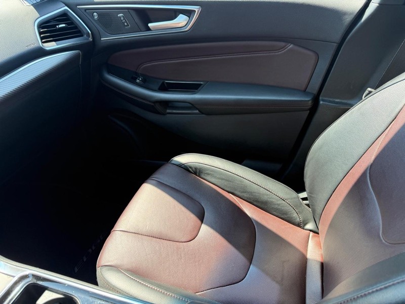 Ford Edge Vehicle Full-screen Gallery Image 21