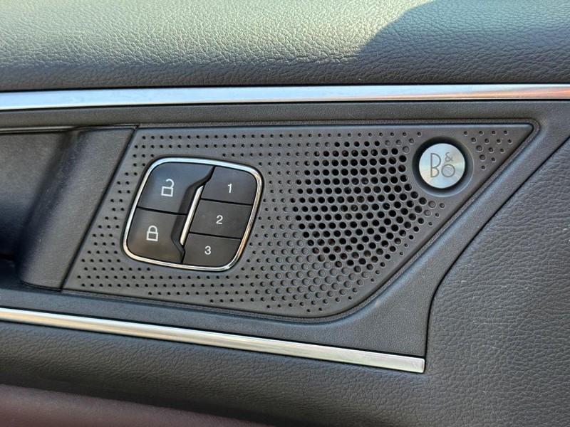 Ford Edge Vehicle Full-screen Gallery Image 24