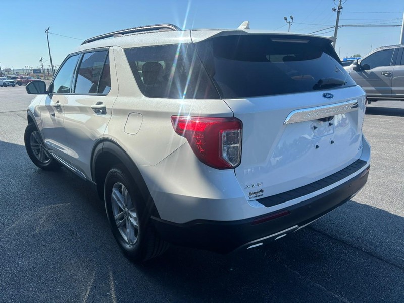 Ford Explorer Vehicle Full-screen Gallery Image 05