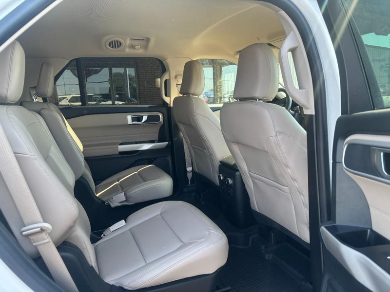 Ford Explorer Vehicle Full-screen Gallery Image 09