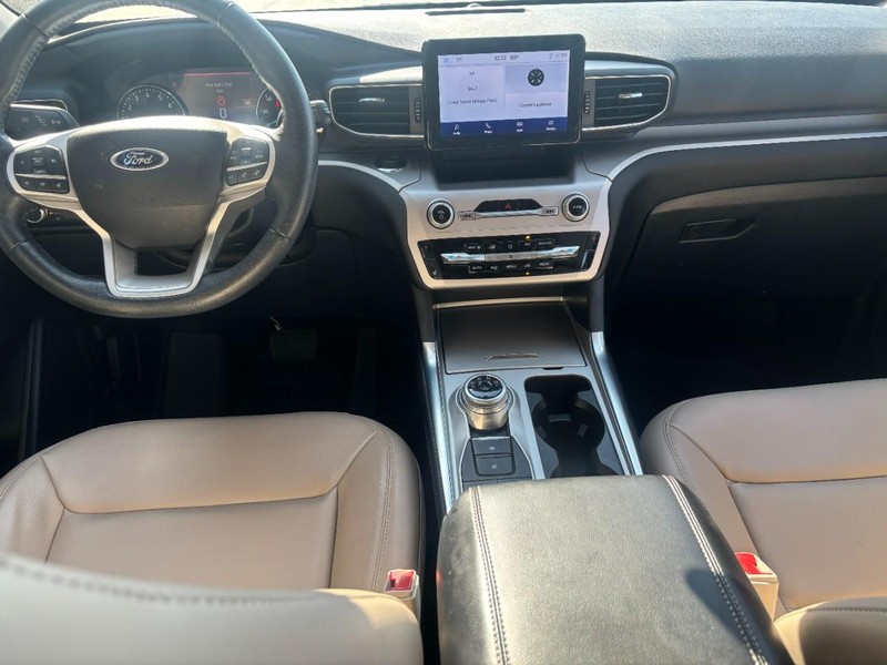 Ford Explorer Vehicle Full-screen Gallery Image 10