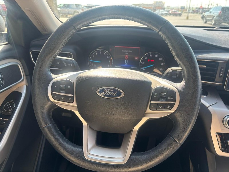 Ford Explorer Vehicle Full-screen Gallery Image 11