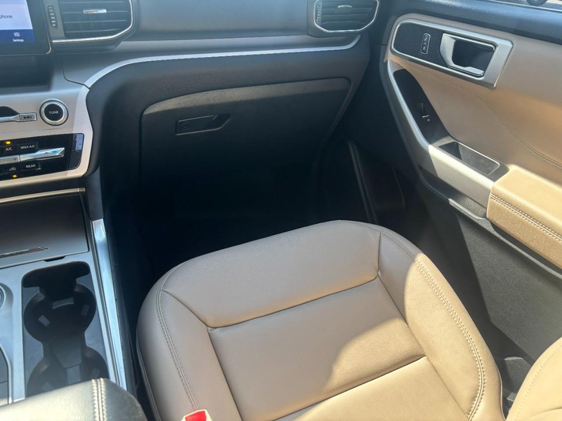 Ford Explorer Vehicle Full-screen Gallery Image 13
