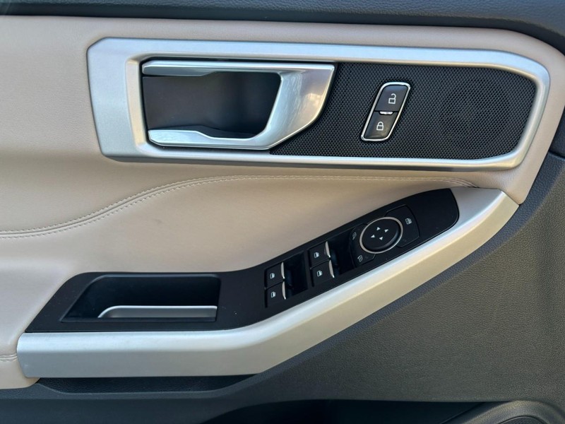 Ford Explorer Vehicle Full-screen Gallery Image 14