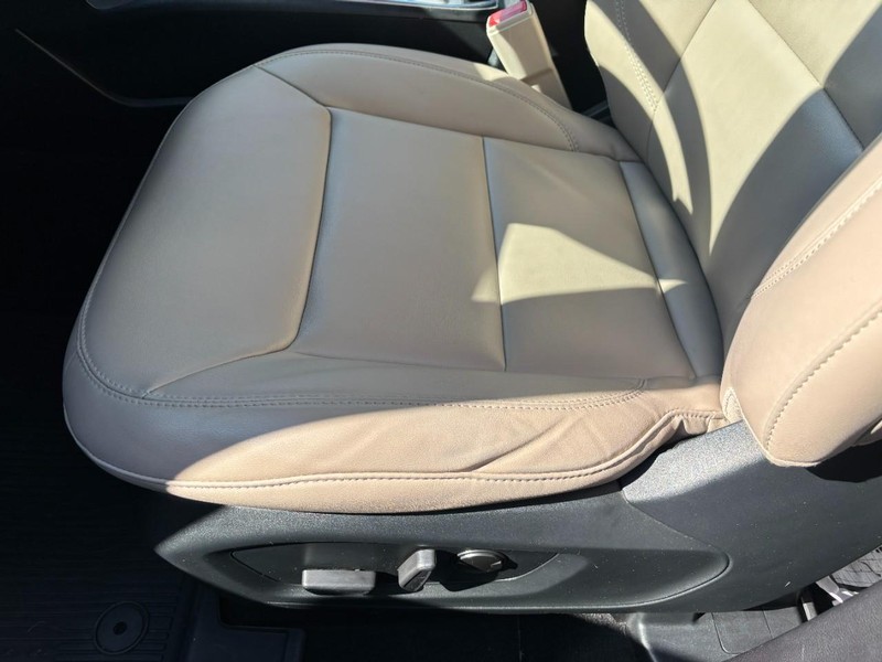 Ford Explorer Vehicle Full-screen Gallery Image 15