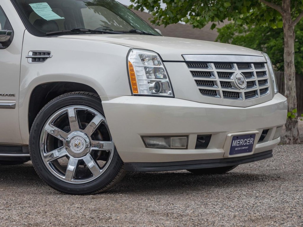 Cadillac Escalade Vehicle Full-screen Gallery Image 04