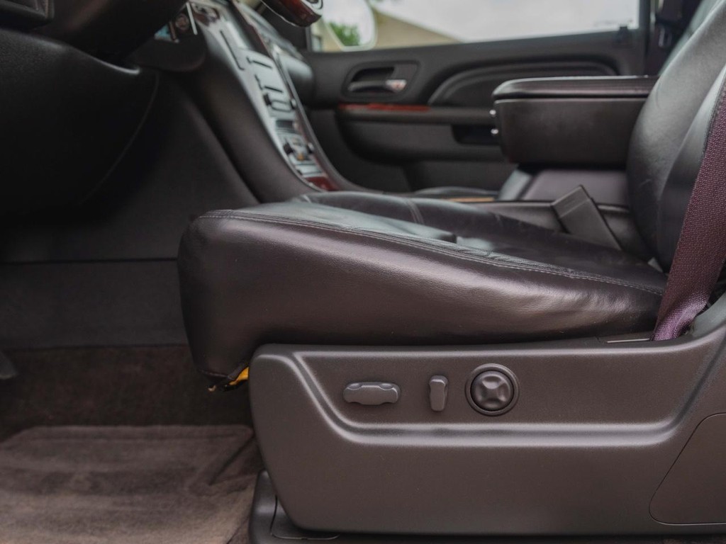 Cadillac Escalade Vehicle Full-screen Gallery Image 23