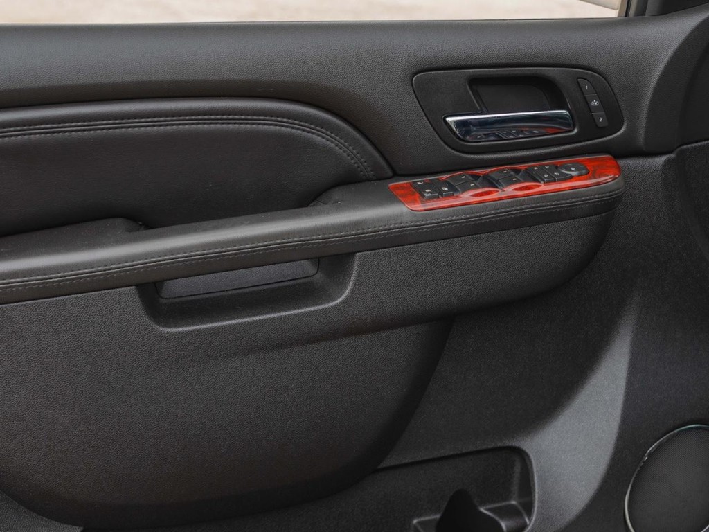 Cadillac Escalade Vehicle Full-screen Gallery Image 24