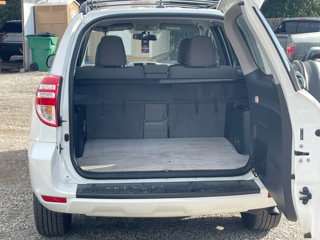 Toyota RAV4 Vehicle Full-screen Gallery Image 05