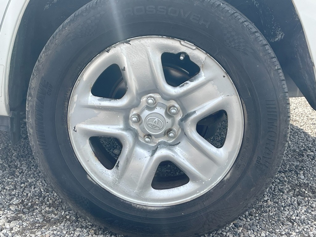 Toyota RAV4 Vehicle Full-screen Gallery Image 07