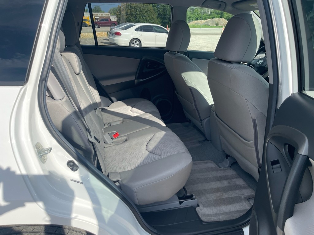 Toyota RAV4 Vehicle Full-screen Gallery Image 11