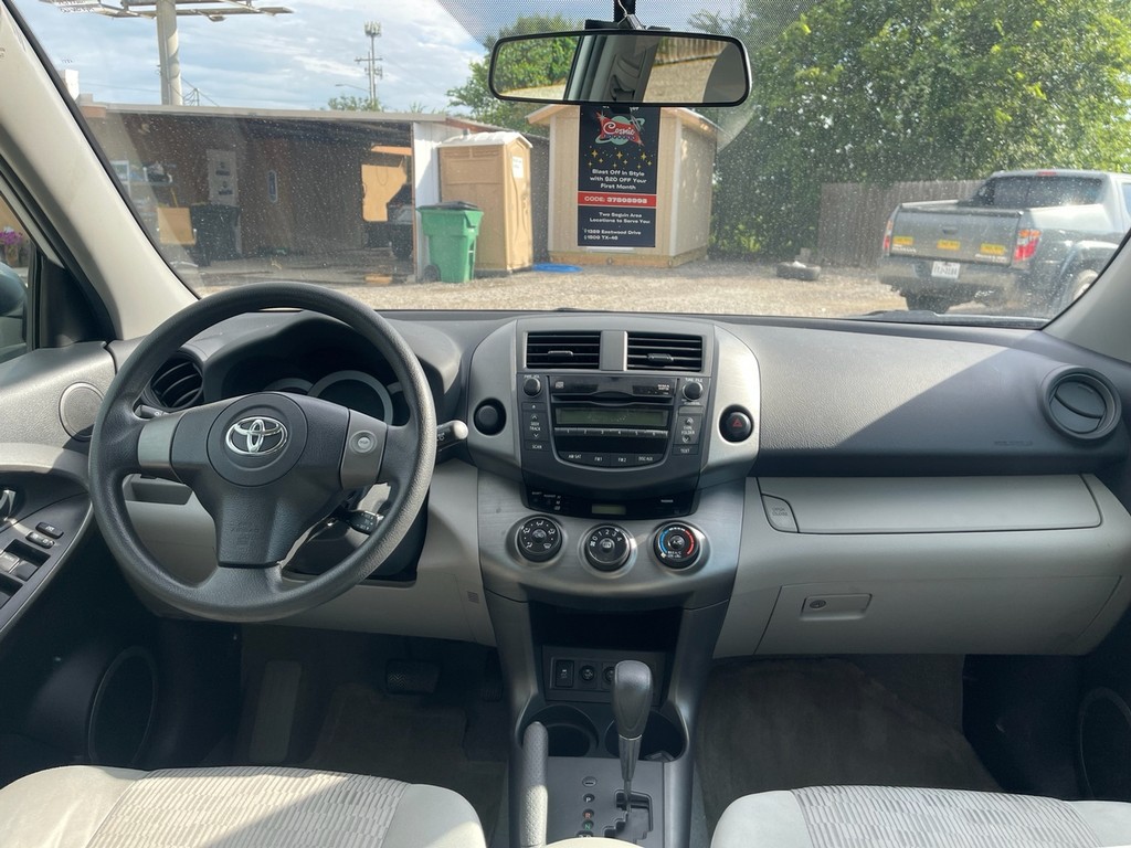 Toyota RAV4 Vehicle Full-screen Gallery Image 12