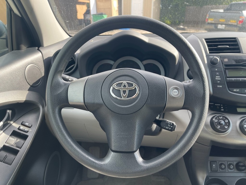 Toyota RAV4 Vehicle Full-screen Gallery Image 13