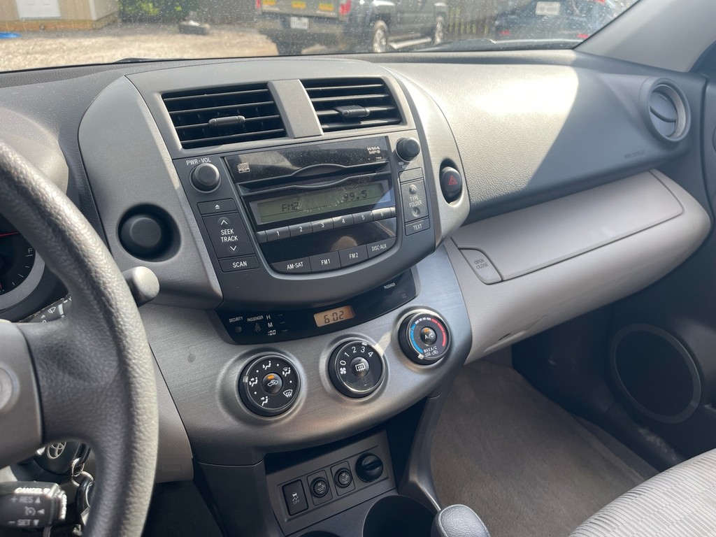 Toyota RAV4 Vehicle Full-screen Gallery Image 14