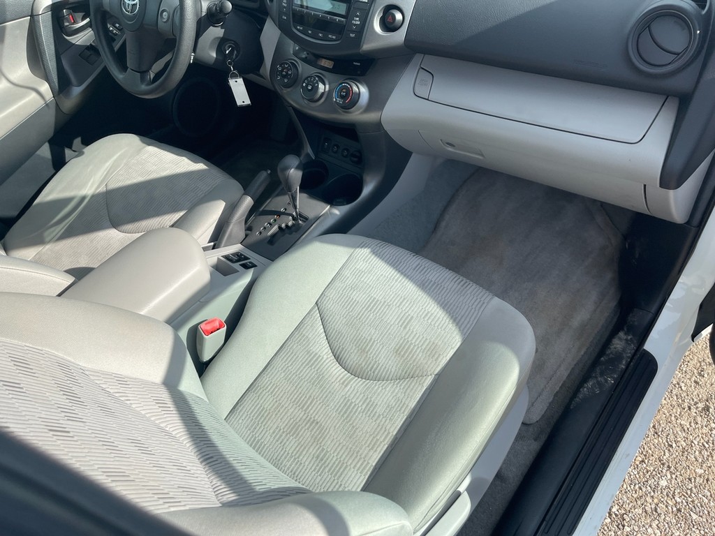 Toyota RAV4 Vehicle Full-screen Gallery Image 15