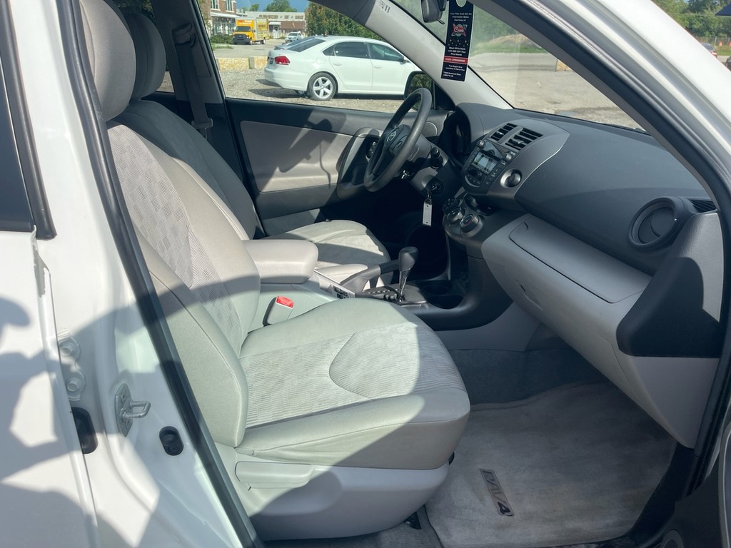 Toyota RAV4 Vehicle Full-screen Gallery Image 16