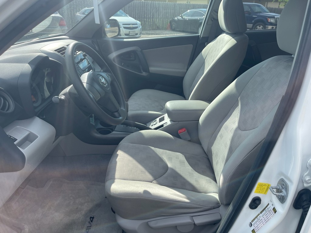 Toyota RAV4 Vehicle Full-screen Gallery Image 17