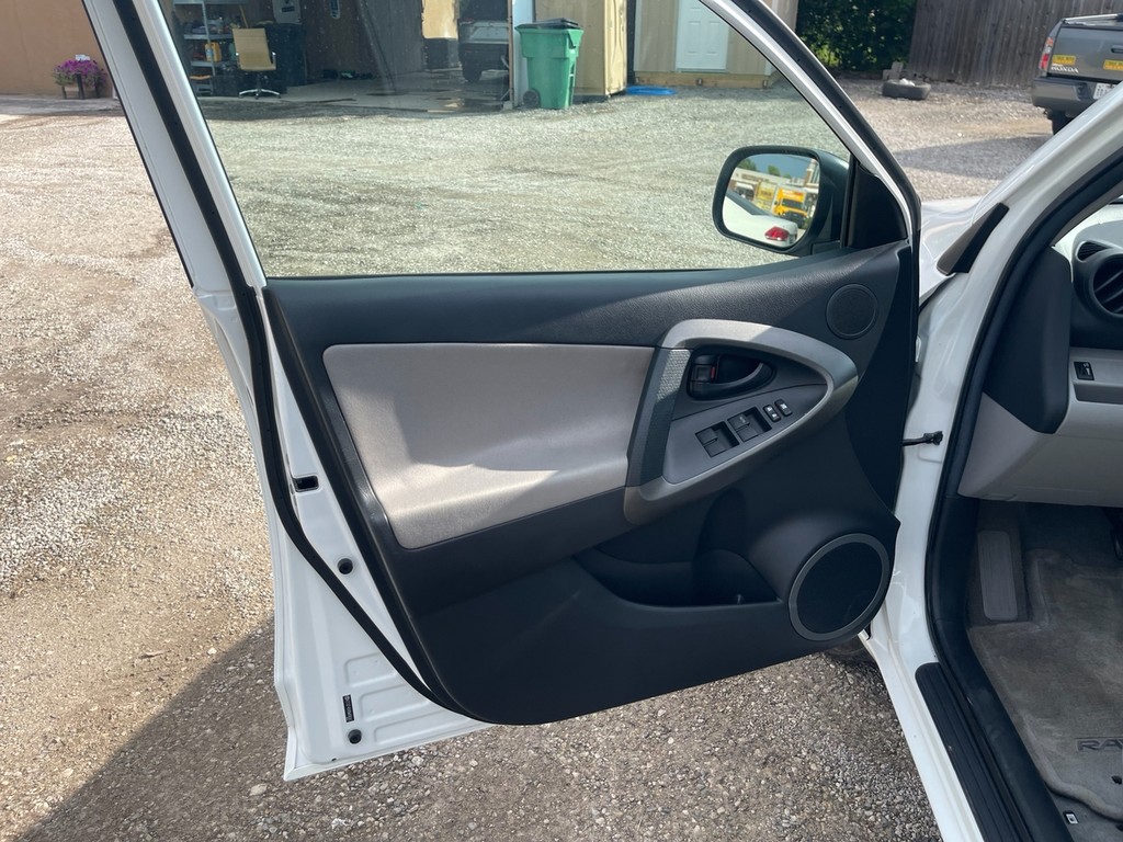 Toyota RAV4 Vehicle Full-screen Gallery Image 18