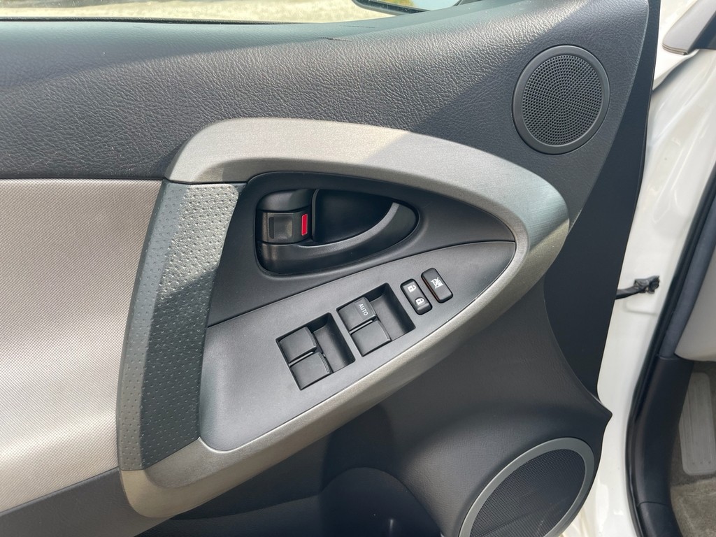 Toyota RAV4 Vehicle Full-screen Gallery Image 19