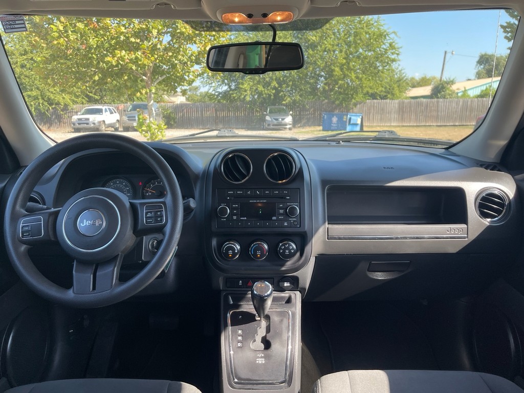 Jeep Patriot Vehicle Full-screen Gallery Image 12