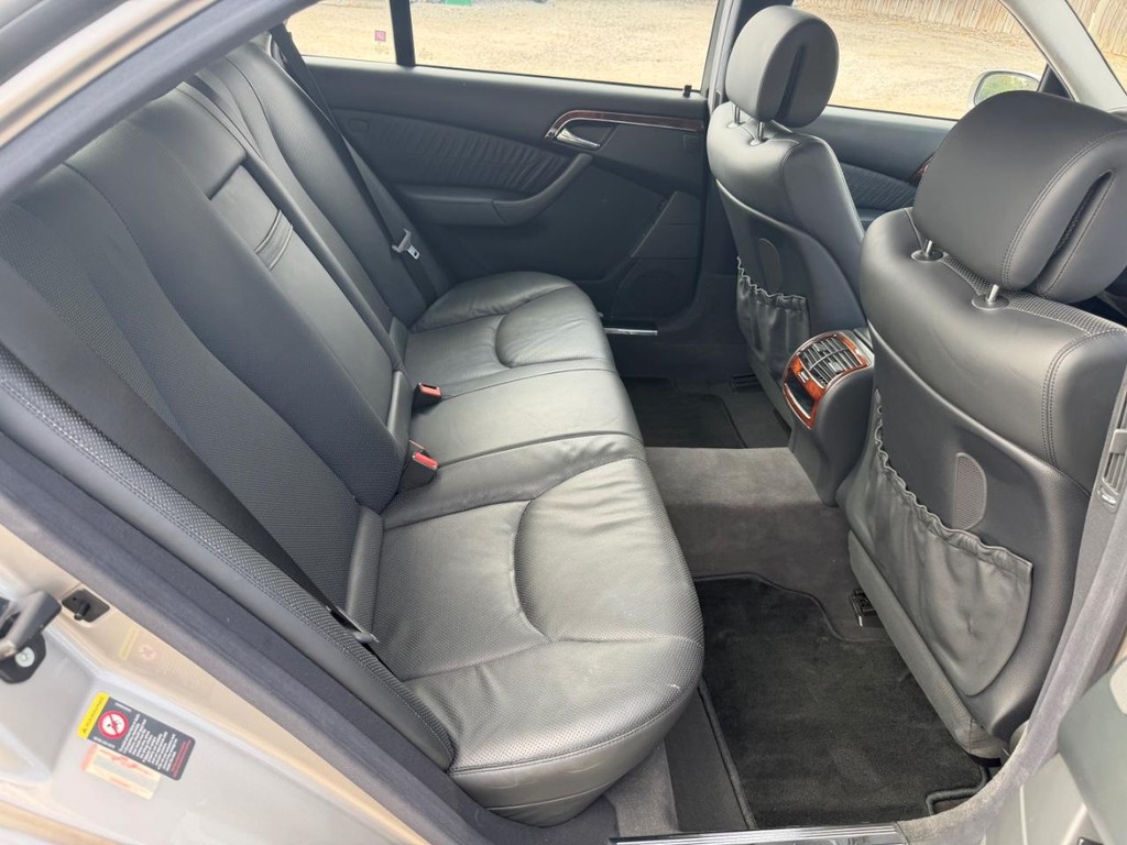 Mercedes-Benz S-Class Vehicle Full-screen Gallery Image 10