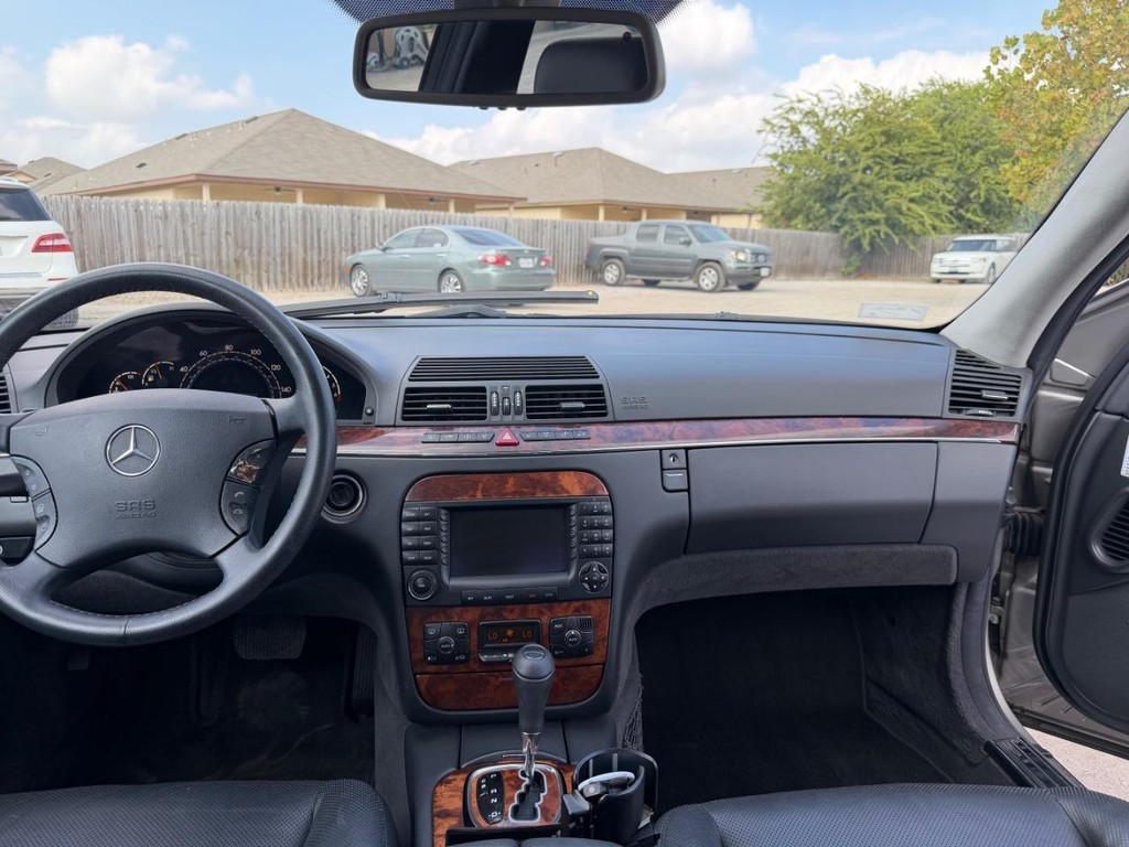 Mercedes-Benz S-Class Vehicle Full-screen Gallery Image 11