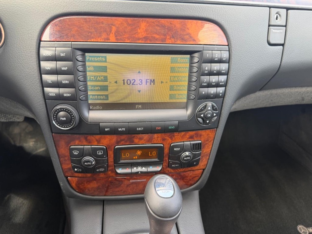 Mercedes-Benz S-Class Vehicle Full-screen Gallery Image 12