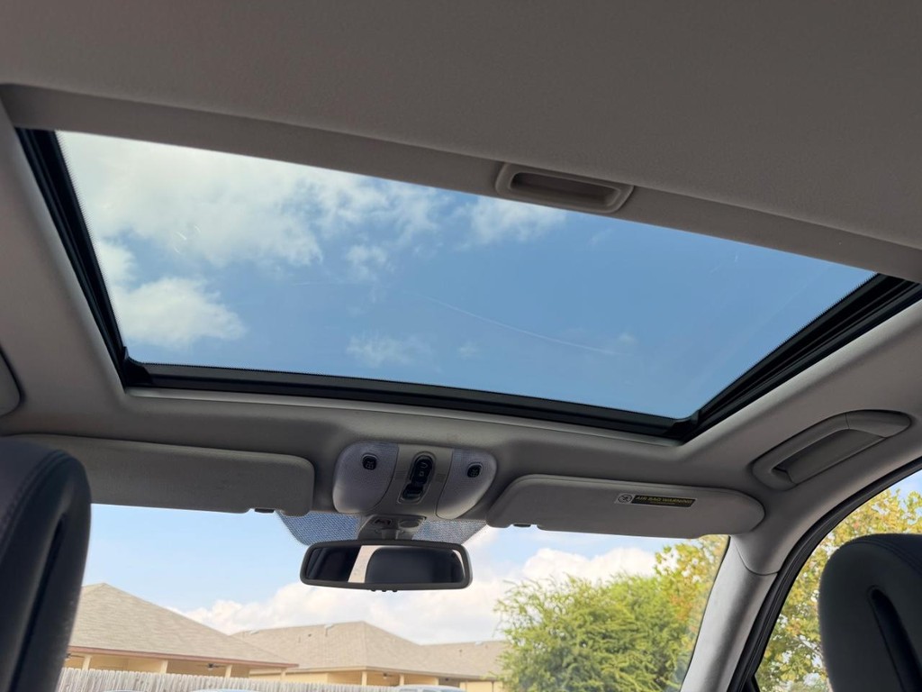 Mercedes-Benz S-Class Vehicle Full-screen Gallery Image 13