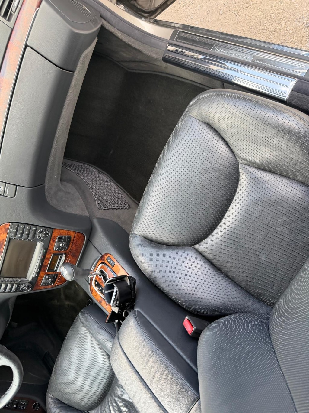 Mercedes-Benz S-Class Vehicle Full-screen Gallery Image 14