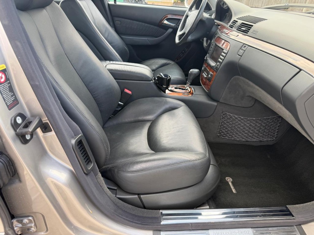 Mercedes-Benz S-Class Vehicle Full-screen Gallery Image 15