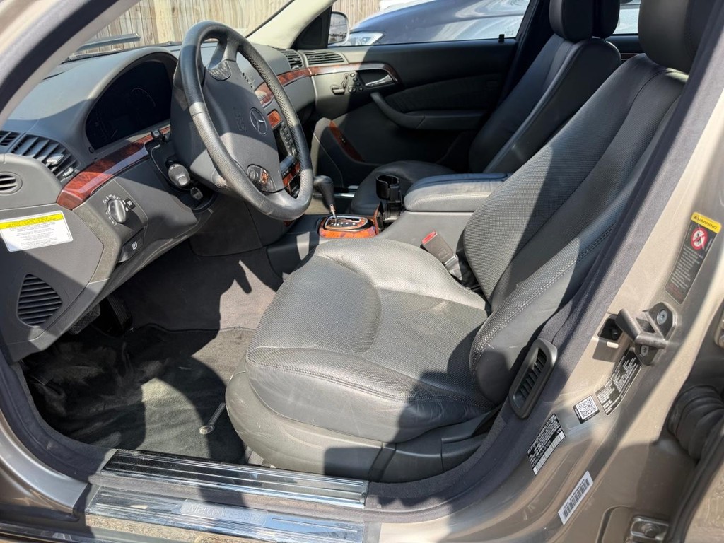 Mercedes-Benz S-Class Vehicle Full-screen Gallery Image 16