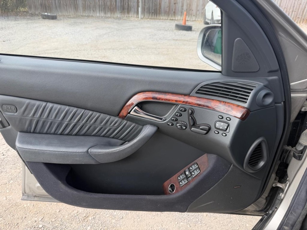 Mercedes-Benz S-Class Vehicle Full-screen Gallery Image 17