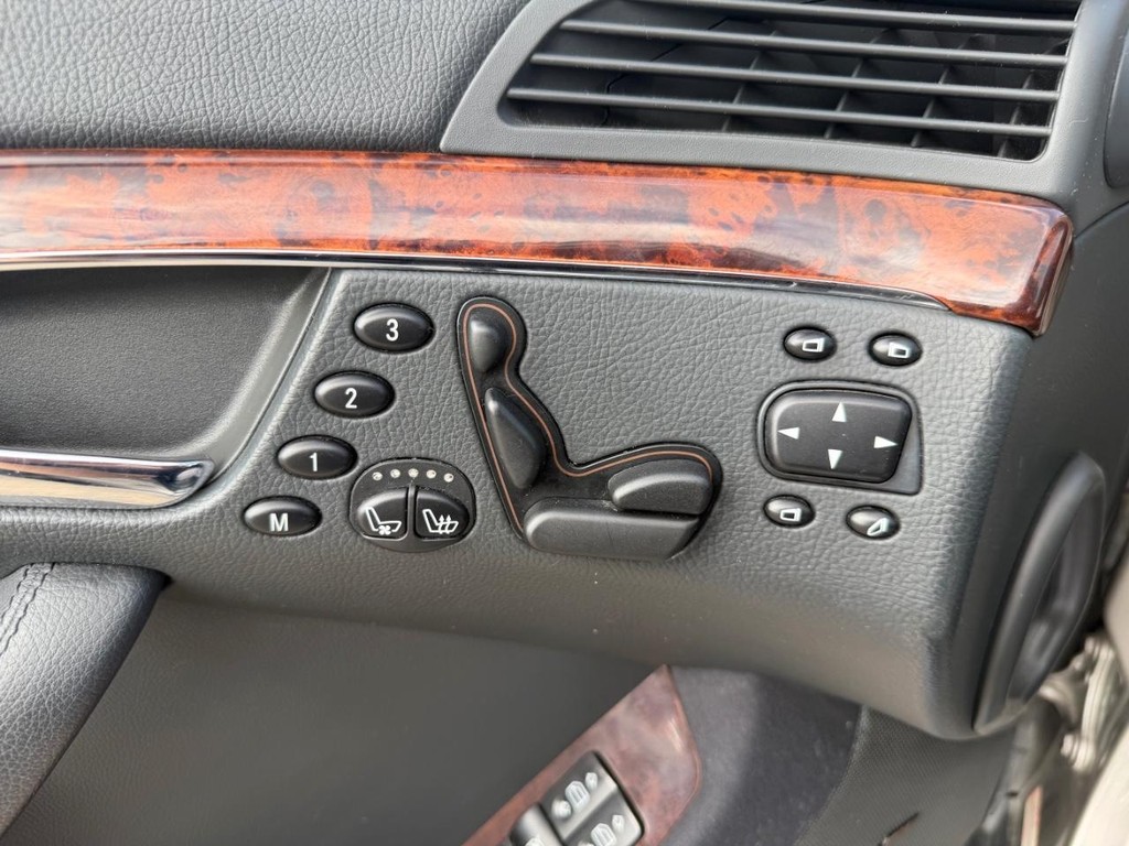 Mercedes-Benz S-Class Vehicle Full-screen Gallery Image 18