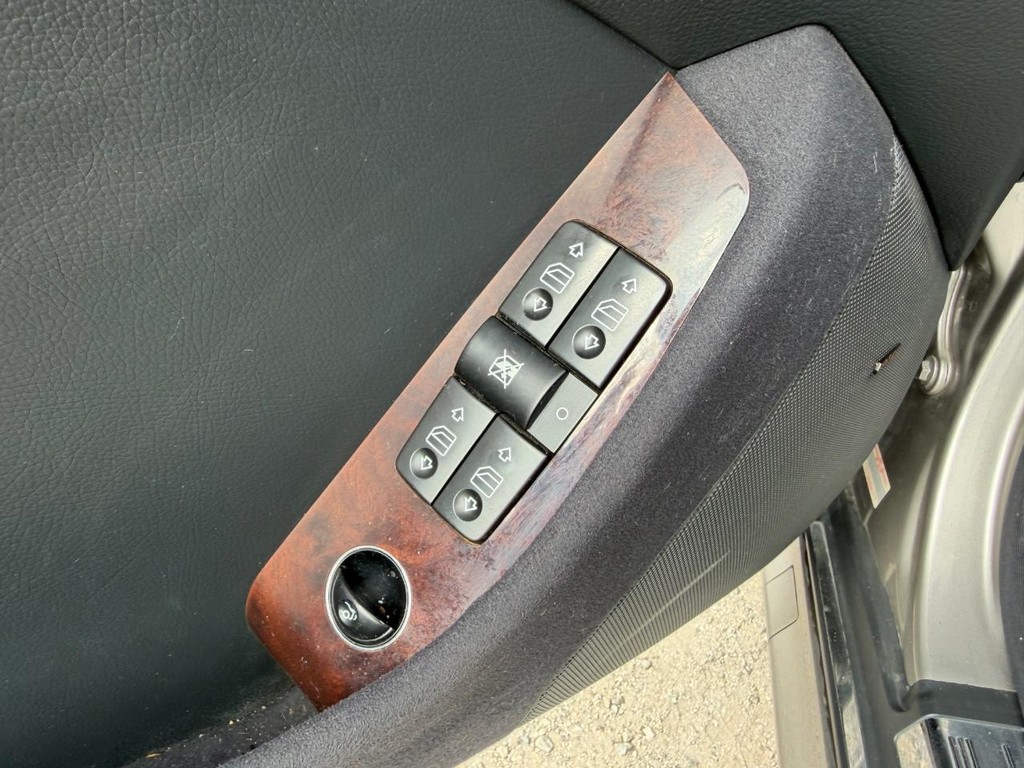 Mercedes-Benz S-Class Vehicle Full-screen Gallery Image 19