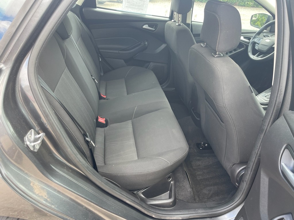 Ford Focus Vehicle Full-screen Gallery Image 11