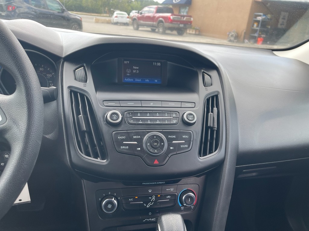 Ford Focus Vehicle Full-screen Gallery Image 14