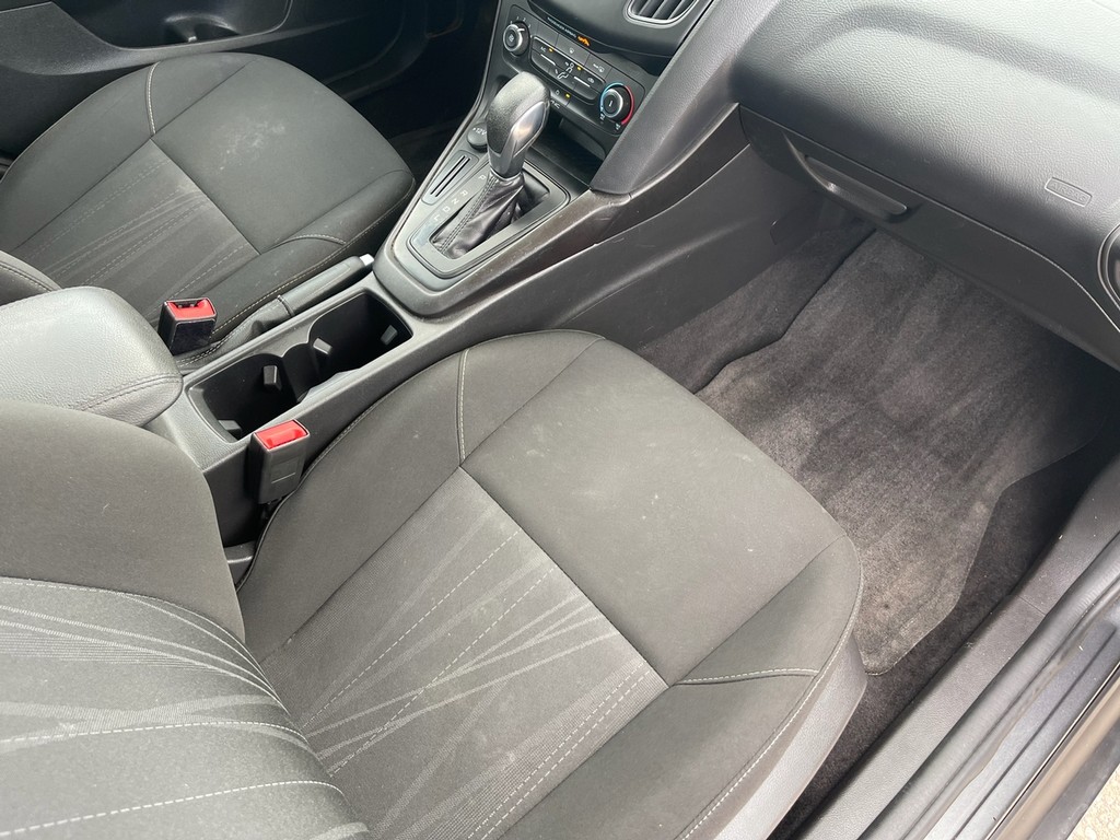 Ford Focus Vehicle Full-screen Gallery Image 15