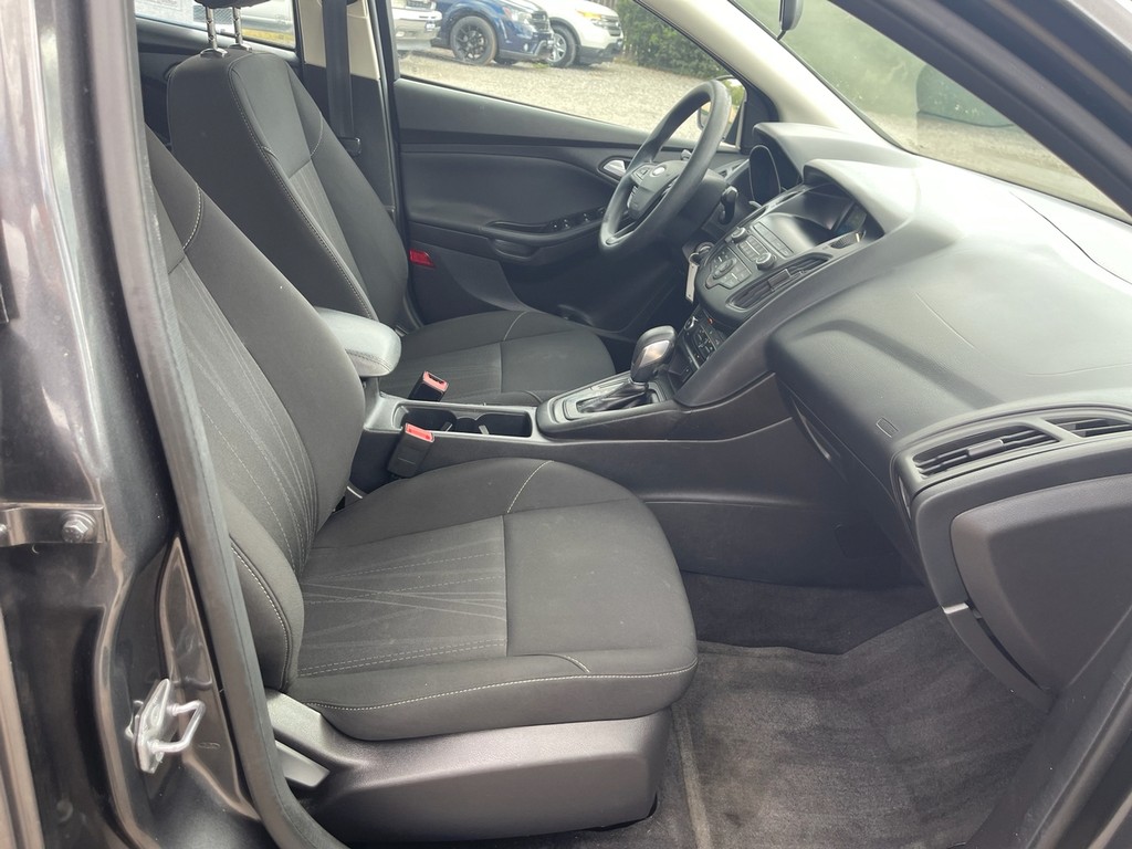 Ford Focus Vehicle Full-screen Gallery Image 16