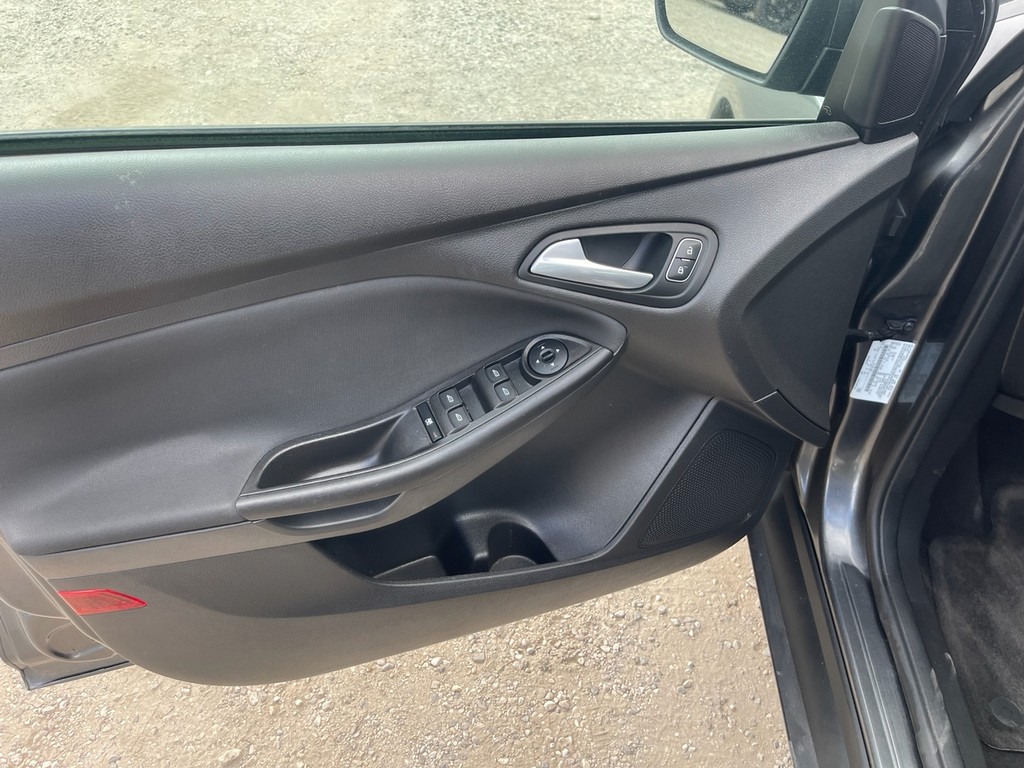 Ford Focus Vehicle Full-screen Gallery Image 18